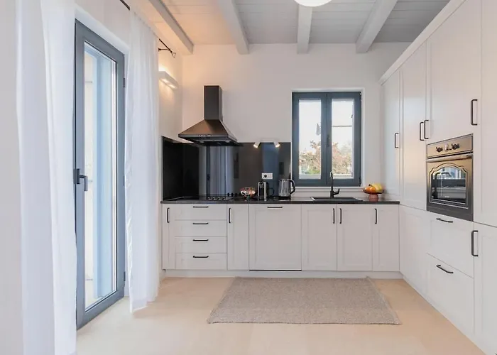 Vila Seafront Adriatica With Pool