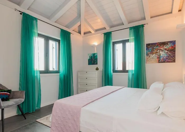 Vila Seafront Adriatica With Pool